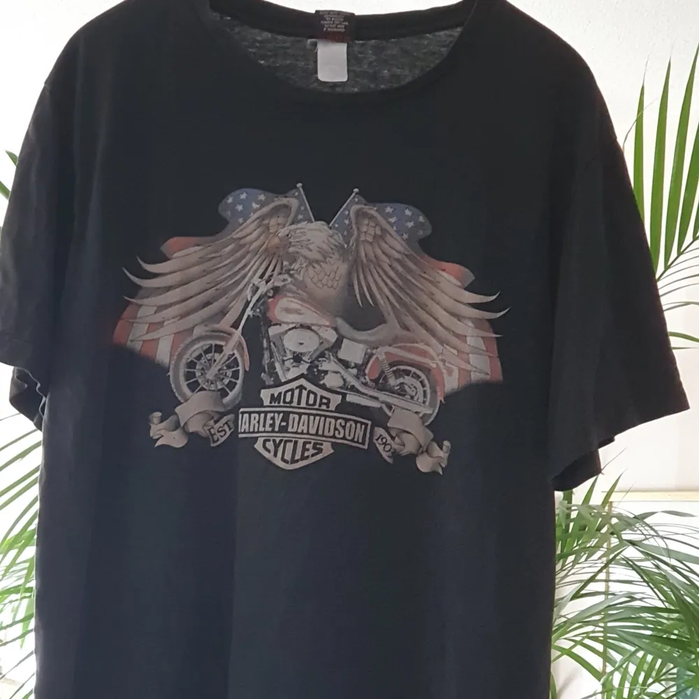 Åkta Harley Davidson T.SHIRT som är anväande men I bra skick.t.shirt passar till båda kön och passar från xxxs_ xl beror på hur man vill ha på sig. Finns fler bilder och bud I kommenterna . T-paidat.