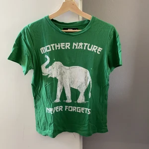 Grön t-shirt - Helt oanvänd tröja från Bikbok i xs men passar även s/m🤍köparen står för frakt!