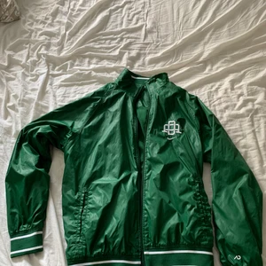 Jacka - En jacka i galon. Håller värmen väl även om den inte är så tjock.