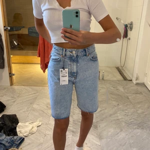 Trendiga jeansshorts - Sjukt snygga och trendiga jeansshorts i från zara i strl 38 men mer som en 36!😊 
