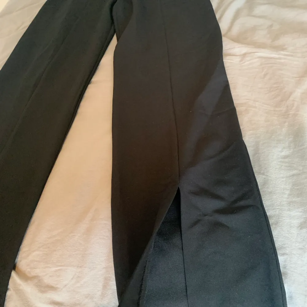 Helt nya kostym byxor ifrån asos design med en slit längs ner.. Jeans & Byxor.