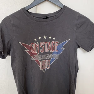 Säljer denna coola T-shirt  - Säljer denna t-shirten i XS från Ginatricot (priset kan diskuteras)