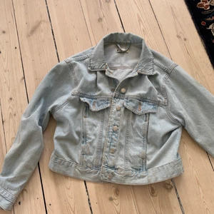 Jeansjacka - Jeansjacka i blå denim ifrån Gina tricot i croppad modell, för mer info hör av dig, köpare betalar frakt 💕