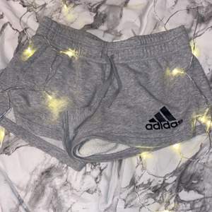 Säljer mina fina Adidas shorts som är för små för mig tyvärr !💖 dom är i väldigt fint skick!! Kom med bud förslag!!💕 kan mötas upp om du bor nära annars kan jag frakta!! 💕  (köparen står för frakten) 💖