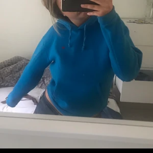 Blå hoodie - Köpt på topshop för länge sen och kommer tyvärr inte till användning längre:)