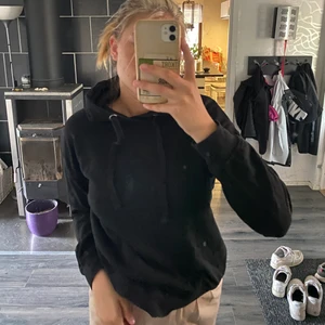Svart Hoodie - Säljer nu min svarta basic Hoodie eftersom den inte kommer t användning längre