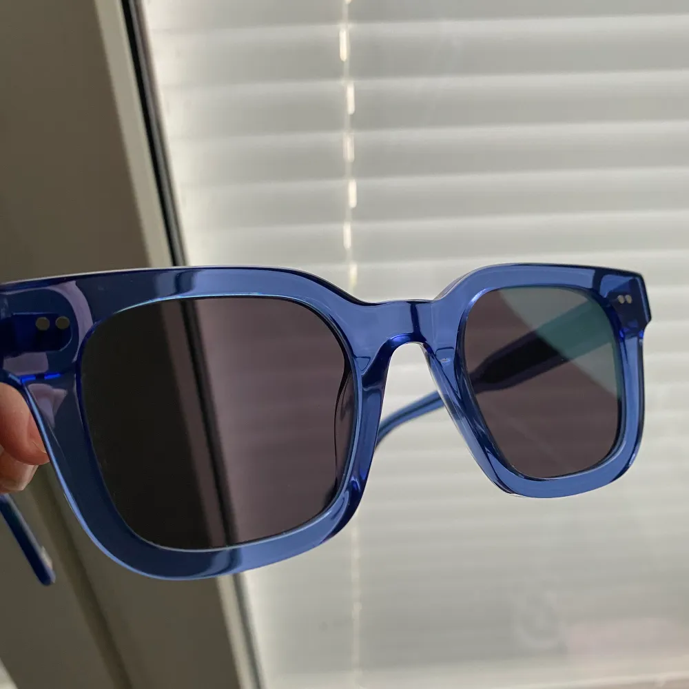 Lägger upp dessa igen pga oseriös köpare. Ett par solglasögon från Chimi i modellen 004 acai med spegelglas. Slutsålda online och går ej att få tag på längre. Använt ett fåtal gånger så i jättebra skick. Ingen påse för glasögonen medföljer!:). Accessoarer.