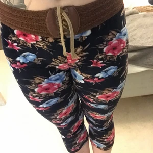 Fleecebyxor? - Ett par ankellånga byxor i mjukt värmande material som i alla fall känns som fleece! Ser ut som ett skärp i midjan med mkt stretch men de är för övrigt för små för mig!