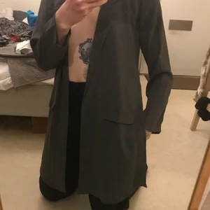En kimono/cardigan - En grå halvlång cardigan/kimono liknande plagg i snygg struktur. Den har fina detaljer, ett fint fall och i stort sett nyskick då jag aldrig använt den!