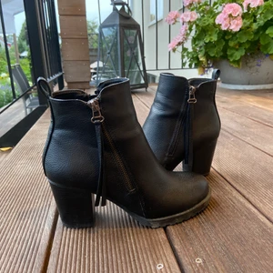 Svarta pumps - Super snygga svarta pumps! Super snygga nu till hösten!! Säljer då de är för små, köpta för många år sen och är i topp skick. Det är inte äkta läder men den går att torka av enkelt. Skorna har två dragkedjor den med läderband går ej att dra upp eller ner utan är endast en detalj. Kan mötas i Stockholm eller posta! Skriv privat för fler bilder eller frågor🥰