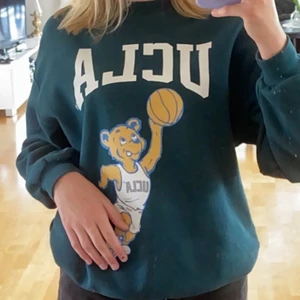 Ucla tröja - Jättefin tröja från H&M. 🤍 Har inte kommit till användning så bättre att jag säljer den. Sitter perfekt på mig och brukar vanligtvis ha S.