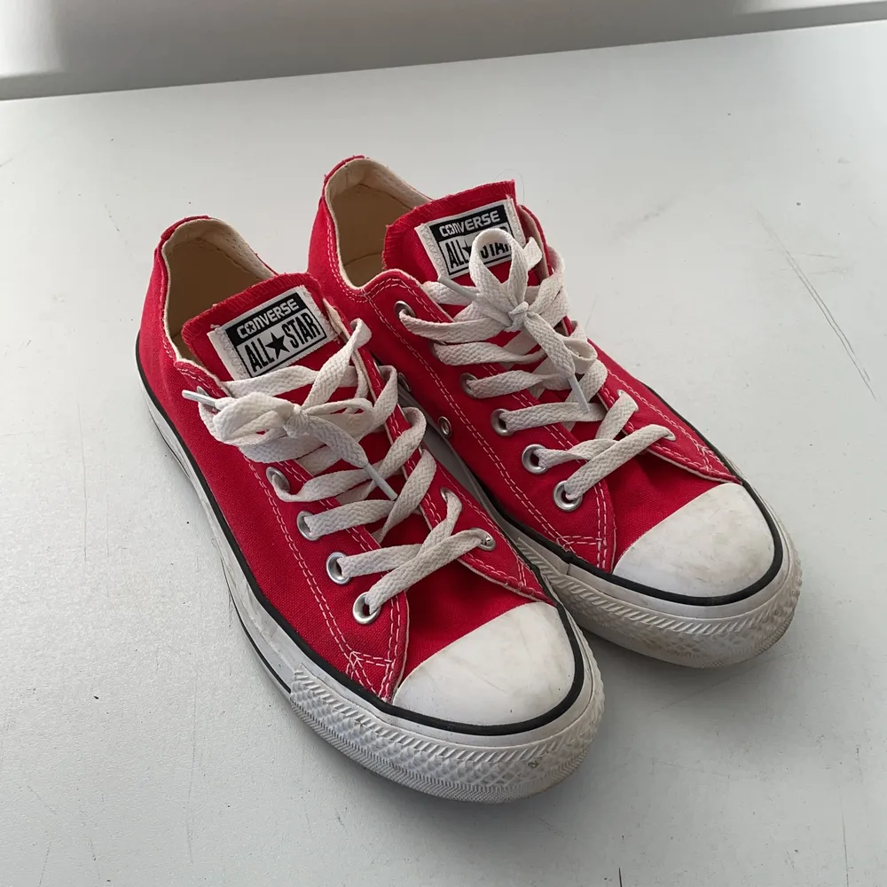 Jättesnygga nästan oanvända låga röda converse i storlek 38. Med en tvätt ser de nog helt nyköpta ut😊. Skor.