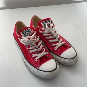 Converse röda - Jättesnygga nästan oanvända låga röda converse i storlek 38. Med en tvätt ser de nog helt nyköpta ut😊