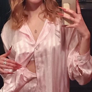 rosa silkespyjamas - såå fin silkespyjamas! köpt på humana, använd kanske 2ggr? har använt skjortan till vardags också