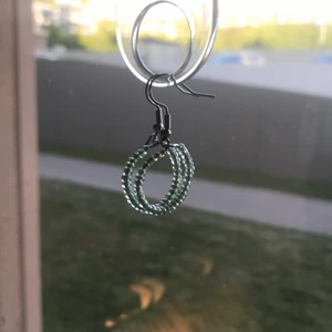  Örhänge  -  Ett grönt örhängen gjort av pastell gröna pärlor