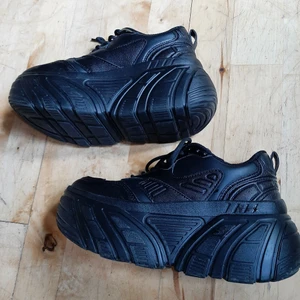 Chunky sneakers - Säljer ett par coola chunky sneakers! Säljes pga för små, de är märkta som 37 men är mer som 36. I väldigt fint skick, som nya! Platån är som högst 7 cm 🖤 Säljer för 250 kr, pga. tunga blir frakten 99. Kan ev. mötas upp i Falköping med omnejd. 
