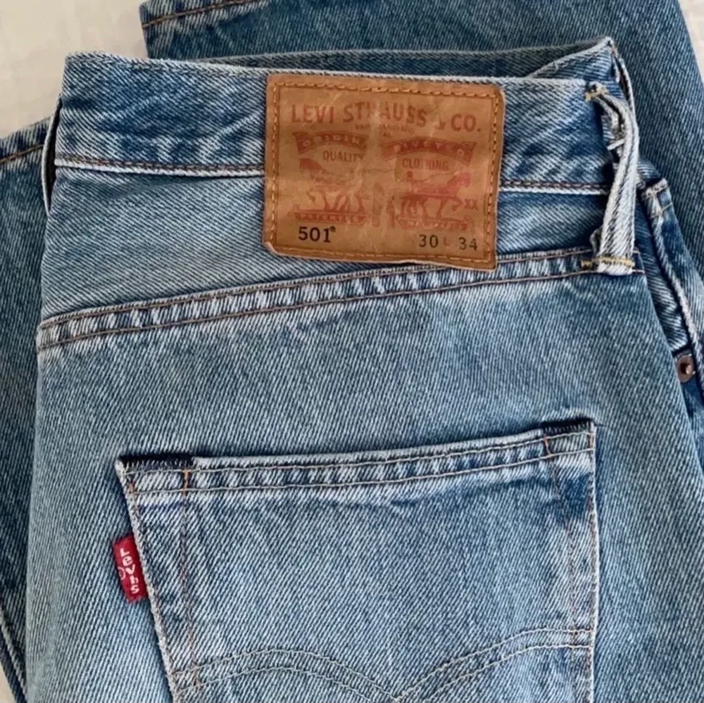 Säljer ett par ljusblå lågmidjade levis 501 jeans i jätte fint skick! Hör av dig vid frågor💘💘 Buda från 200kr, köp dirket för 450kr!. Jeans & Byxor.