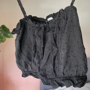 Supergullig croppad topp från H&M med see-through details och broderier. Axelbanden kan justeras🥰 Storlek 38 men passar även mindre storlekar! (Lite svår att fota så skriv om ni vill ha fler bilder!) 🖤köparen står för frakten🖤