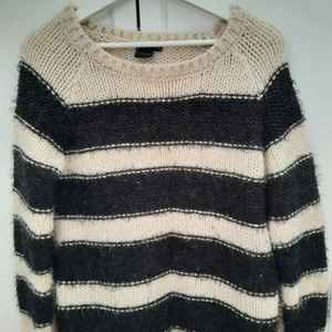 Stickad tröja - Jättefin stickad tröja som aldrig kommit till användning. Färgen syns bäst på andra bilden. Köparen står för frakten.