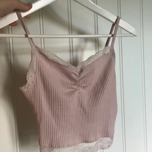 Rosa linne - Linne i smutsrosa/ljusrosa färg som inte längre komemr till användning, nypris ca 90kr, bra skick, köpare står för frakt 🤍