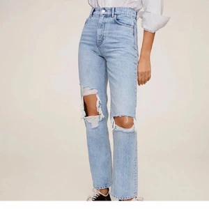 Mango jeans - Säljer mina mangojeans som är slutsålda på hemsidan!! Jeansen är i bra skick även om det vänstra hålet har blivit större än va de va precis när jag hade köpt de. Budning ifall fler är intresserade!💗