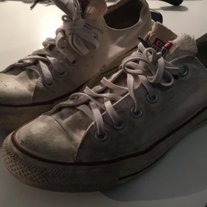 Vita Låga Converse - Säljer nu mina vita låga converse. Äkta såklart, ganska slitna därav priset. Storlek 38 stora i storlekarna💕 jag har 37 och passar ganska bra💓💓 hör av er för fler frågor, betalning sker via swish💕💕 tvättar innan om man vill det💓