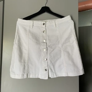 VIT JEANSKJOL - Vit jeanskjol med knappar i mitten, tyvärr inte fått användning av den men i bra skick 🤍