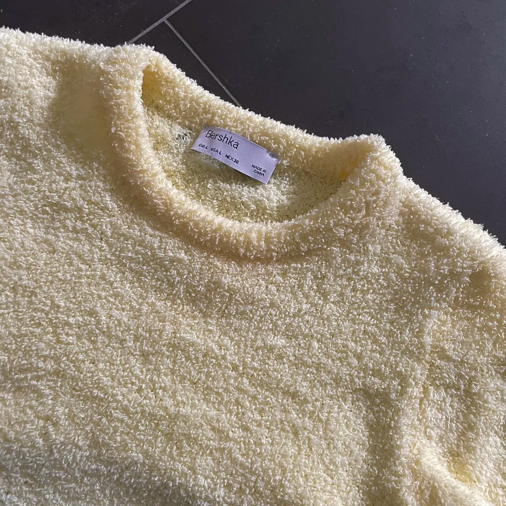 Oanvänd superfin och skön croppad tröja med öppen rygg 💛⭐️ Storlek L men skulle säga att den passar XS-L. Toppar.