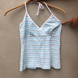 Randig halterneck topp - Fin topp i väldigt bra skick, inga defekter alls. Storlek M från Åhléns.