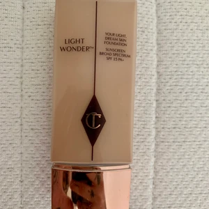 Charlotte Tilbury light wonder  - Charlotte Tilbury light wonder foundation, nyans 6. Använd 2 gånger. 