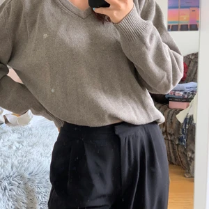 Stickad tröja  - Nu säljer jag denna snygga vintage stickade tröjan i strl M, Om ni vill ha fler bilder eller har någon fråga så är det bara att skriva, liten fraktkostnad tillkommer☺️