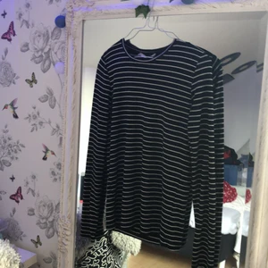 En randig fin tröja - Randig tröja som är i storlek S men skulle mer säga XS-XXS säljes PGA att den är lite för liten för mig och tight. Jag har Storlek S men den passar inte så bra för mig 💗 man kan ha den perfekt under t-shirts!