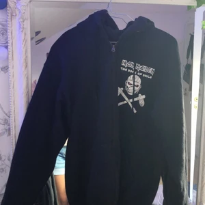 Zip up ironmaden - En skitcool Iron Maiden zip up från blue fox som är i jättebra skick. säljes PGA jag tyvärr inte ha den stilen längre!🤟🏽frakten är 72kr