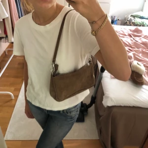 Mocka väska - Snygg brun väska i mocka! Har endast använt 5ggr. Nypris cirka 400kr