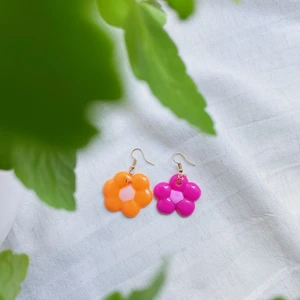 Pärlörhängen ”Benved” - BENVED är ett par pärlörhängen som är ca 4,5cm långa. Dom har guld krokar och är ett par hängande örhänge.