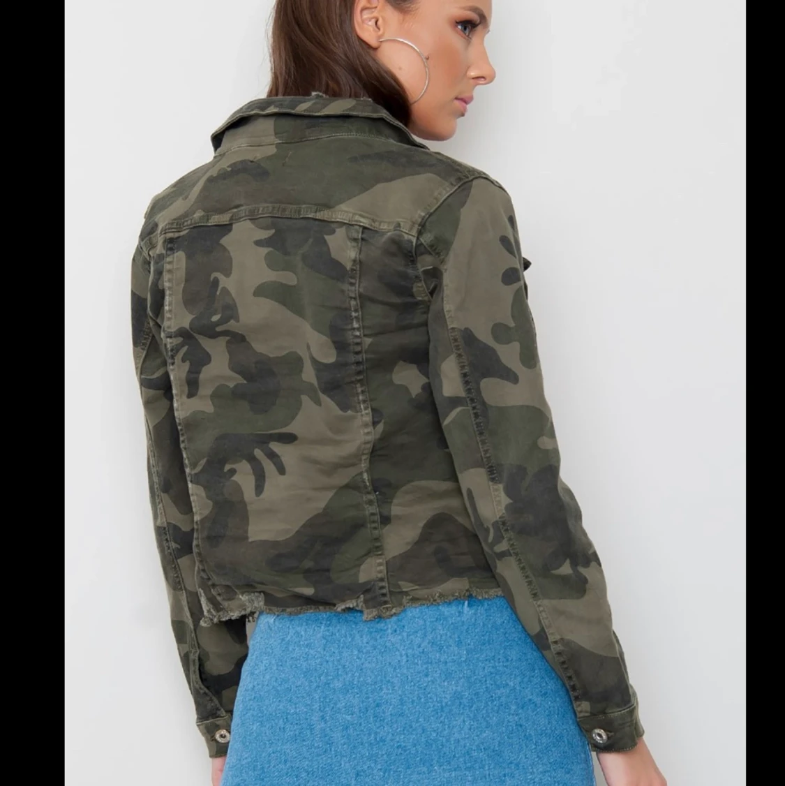 Camouflagejacka i jeans - 90