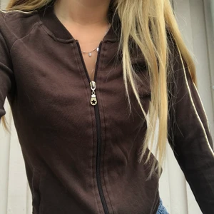 Brun zipper  - Brun vintage tröja från ginatricot, 80kr + frakt eller högstbjudande🤎