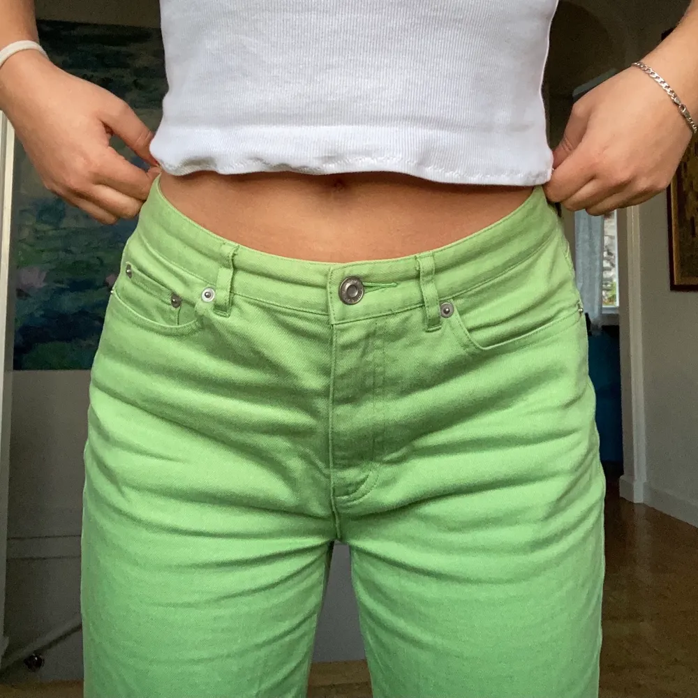 Riktigt snygga jeans i en härlig grön färg! Passar mig som är en Small och 160cm lång! Köparen står för spårbar frakt :). Jeans & Byxor.