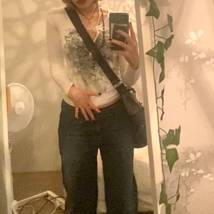 tröja med tryck och kristaller - sjukt ball och unik tröja köpt på sellpy men används aldrig längre :/ Strl 36 motsvarar EU S (passar även M) Köparen står för frakten. Kontakta om du är intresserad eller har övriga frågor, besvarar gärna på dem. Har även fler bilder så bara att fråga om tydligare bilder på plagget! 