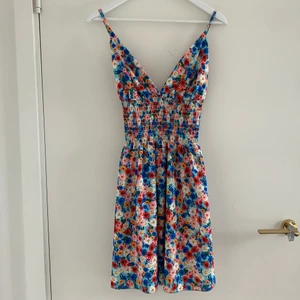 Vacker sommarklänning 🌟 - Vacker sommarklänning i storlek S, men kan även passa som M med stretchigt material. Har endast provat hemma så den är som ny! Köparen står för frakt! 🌟🌟❤️