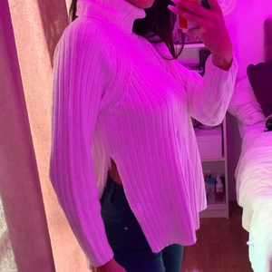 Mysig tjocktröja med slit - Mysig tjocktröja med slits på sidorna! M men passar oxå S
