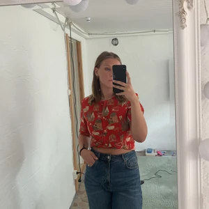 Röd mönstrad skjorta - Köpt på secondhand men aldrig använd. Har axelvadd.