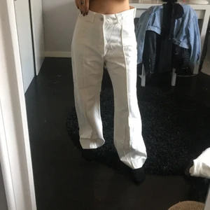 Vita jeans  - Ett par utsvängda jeans 
