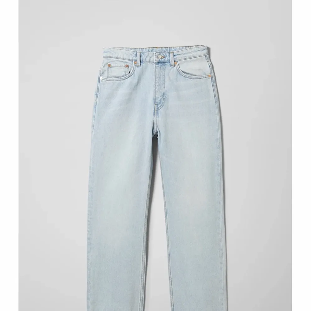 Säljer min svin fina jeans från weekday i modellen ”voyage”. De är tidigare köpta från plick men jag har aldrig använt dem tyvärr. Jeans & Byxor.