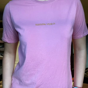 Rosa Carin Wester t-shirt - Rosa T-shirt som sitter jättebra men aldrig kommer till använindg! Toppskick.