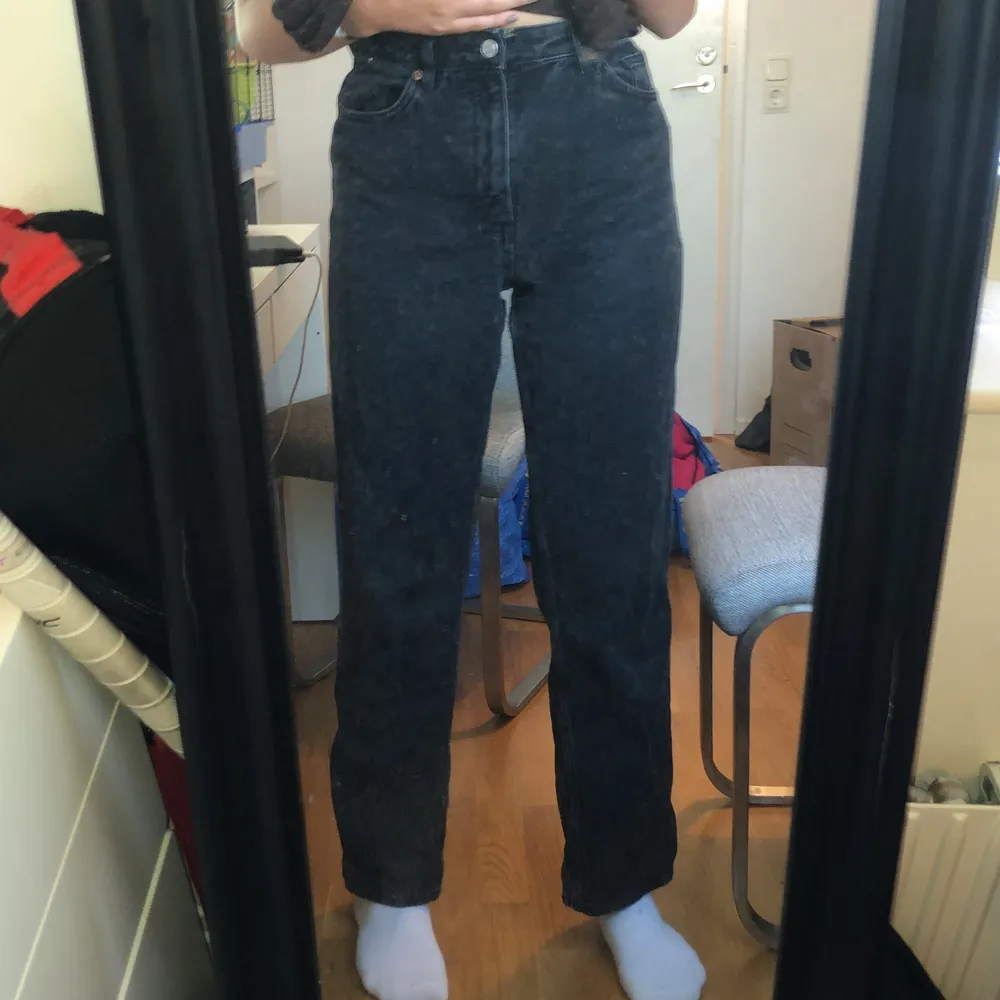 Svarta raka jeans från monki, ett år gammla, bra skick, välanvända.. Jeans & Byxor.