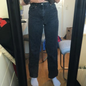 svarta jeans - Svarta raka jeans från monki, ett år gammla, bra skick, välanvända.