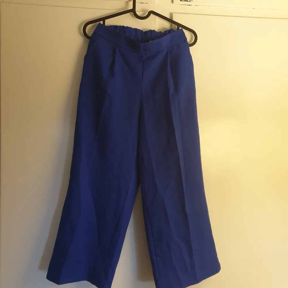 Ankle length blue pants. Only worn 1-3 times . Jeans & Byxor.