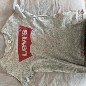 Levis t-shirt - Grå Levis tröja med trött tryck. Bra skick
