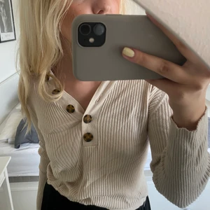 Tröja - Jättemjuk och snygg beige ribbad tröja med knappar, använd ett fåtal gånger! 🤍🤩